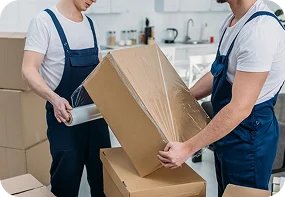 Przedmioty są starannie pakowane w specjalne materiały, aby zapewnić bezpieczny transport.